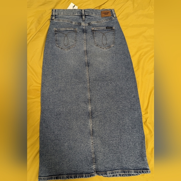 ๐Calvin Klein Front Slit Denim Skirt - Picture 3 of 6